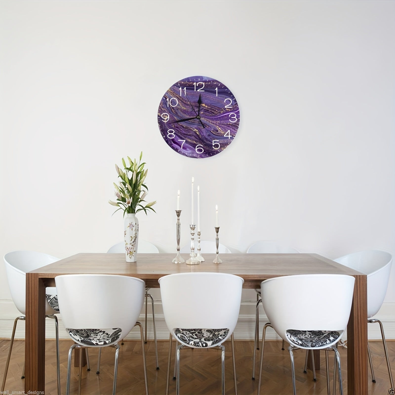 VioletGlow Clock - Abstracte Wandklok met Gouden Accenten