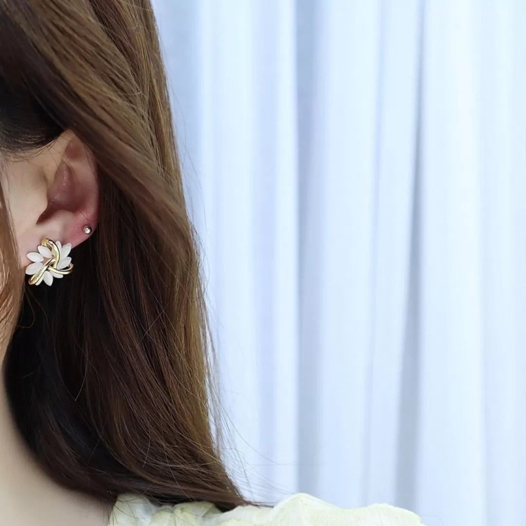 BlossomStud Earrings – Elegante Sakura Oorbellen