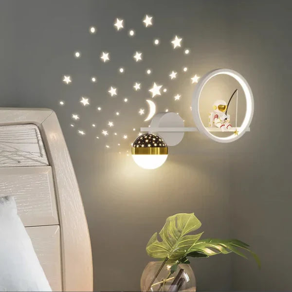 GlowNest – Speelse Wandlamp voor Kinderkamer