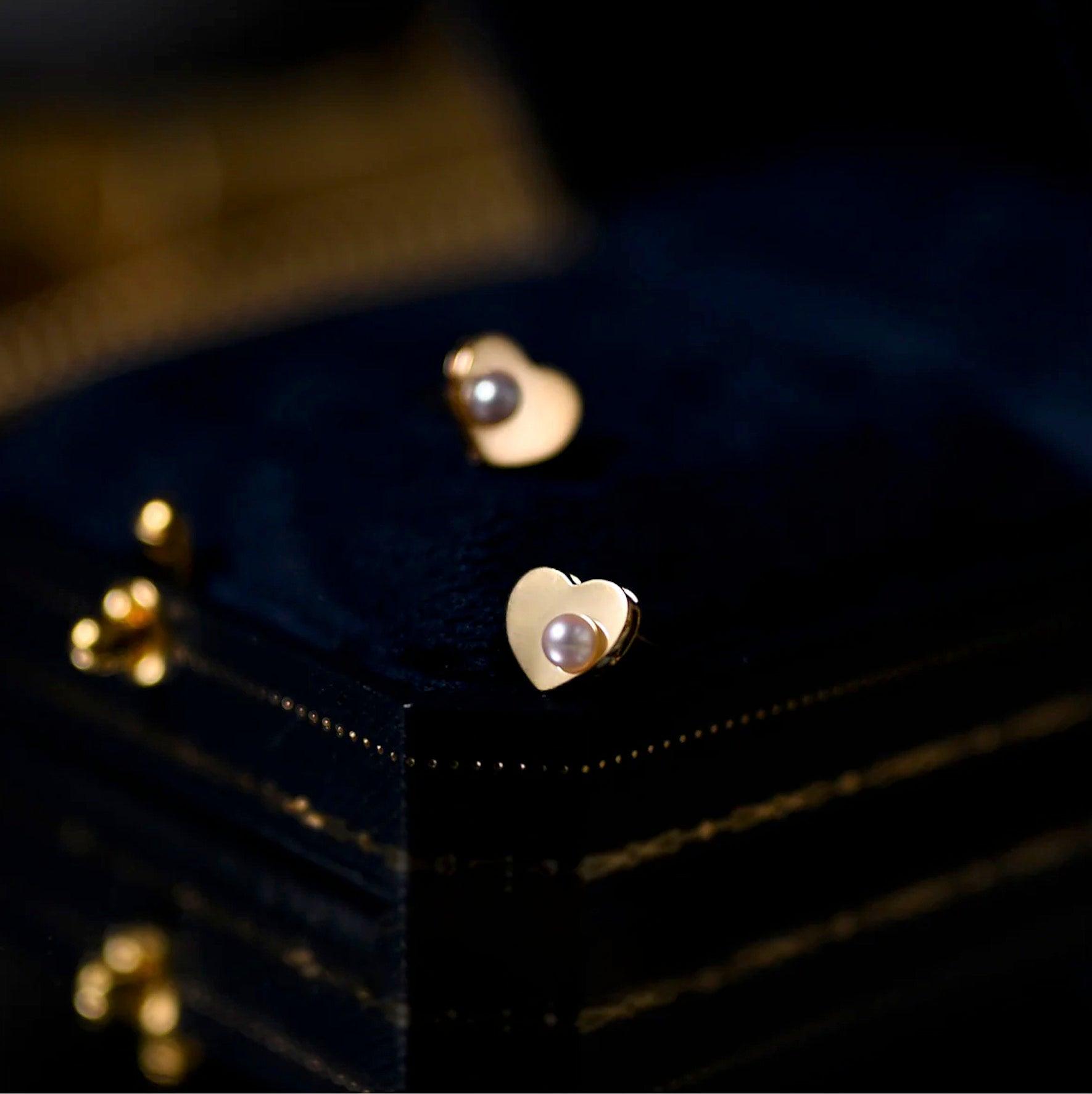 Amelie Heart Studs - Elegante Oorbellen met Parel