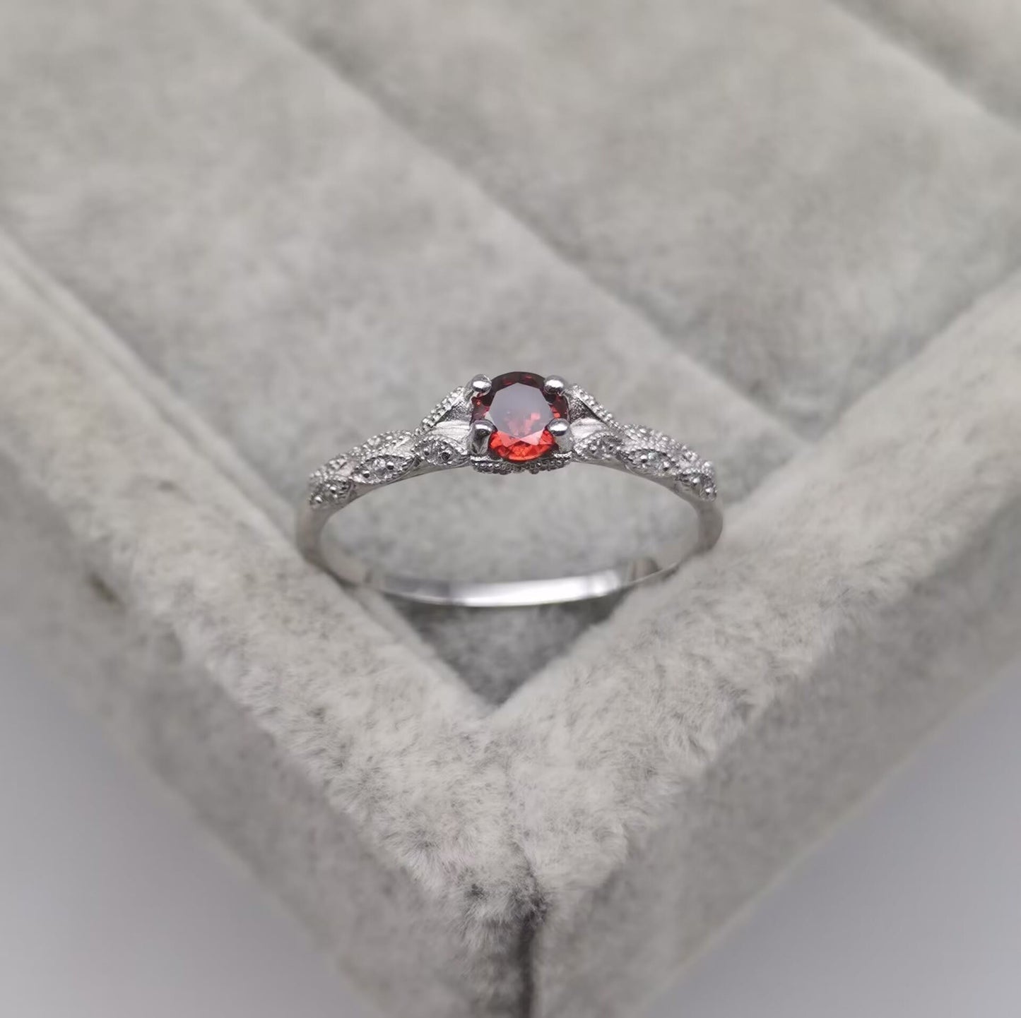 Eleganter Minimalistischer Ring aus Amethyst und Zirkonia - Nova