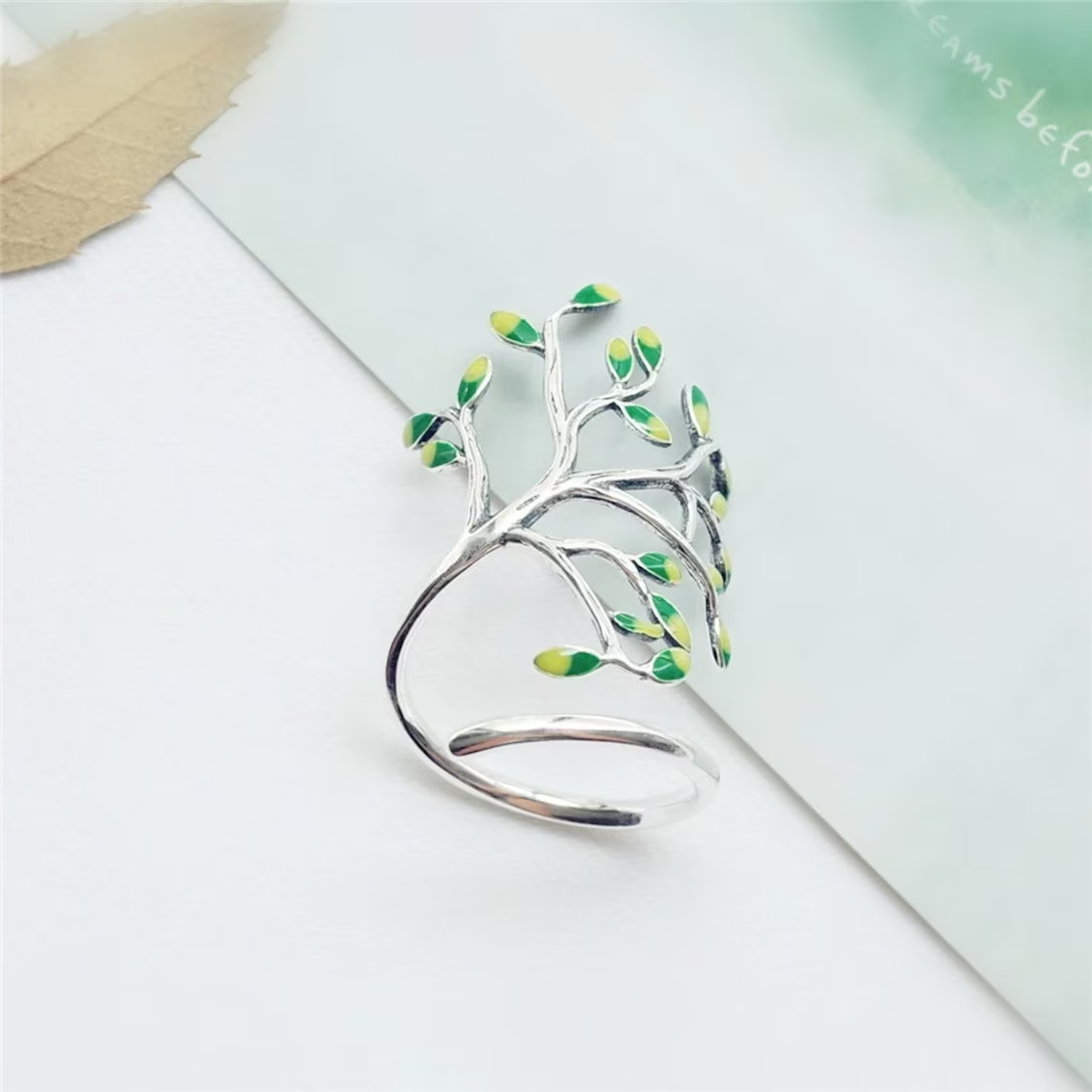 SilverLeaf Ring – Elegante Groene Bladdetails