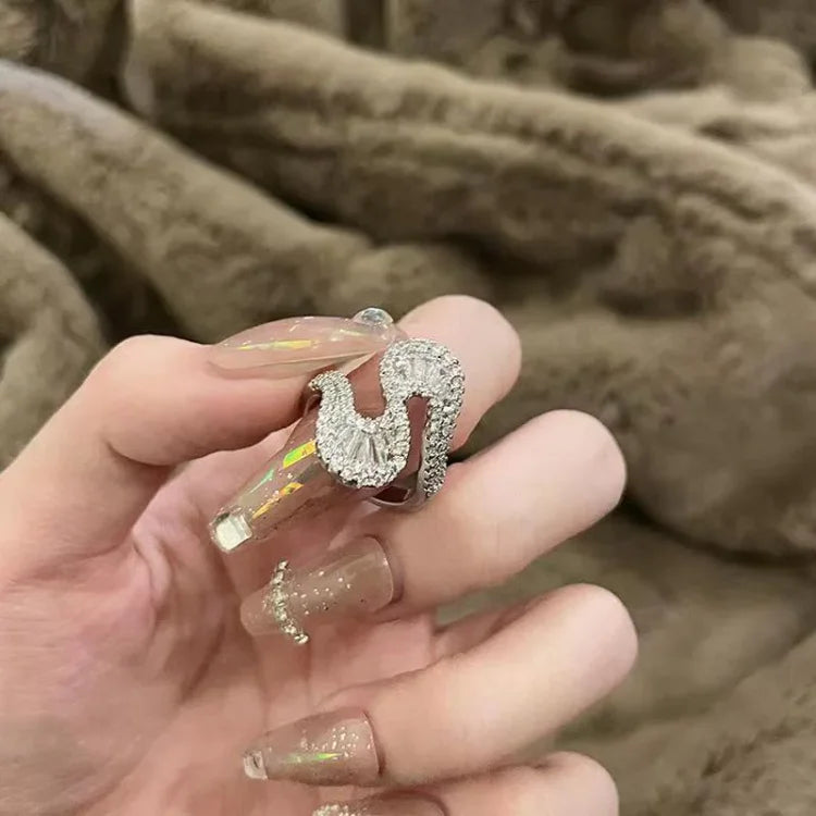 Elegante S-Vormige Zilveren Ring met Betoverende Zirkonia - Seraphine