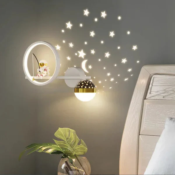 GlowNest – Speelse Wandlamp voor Kinderkamer