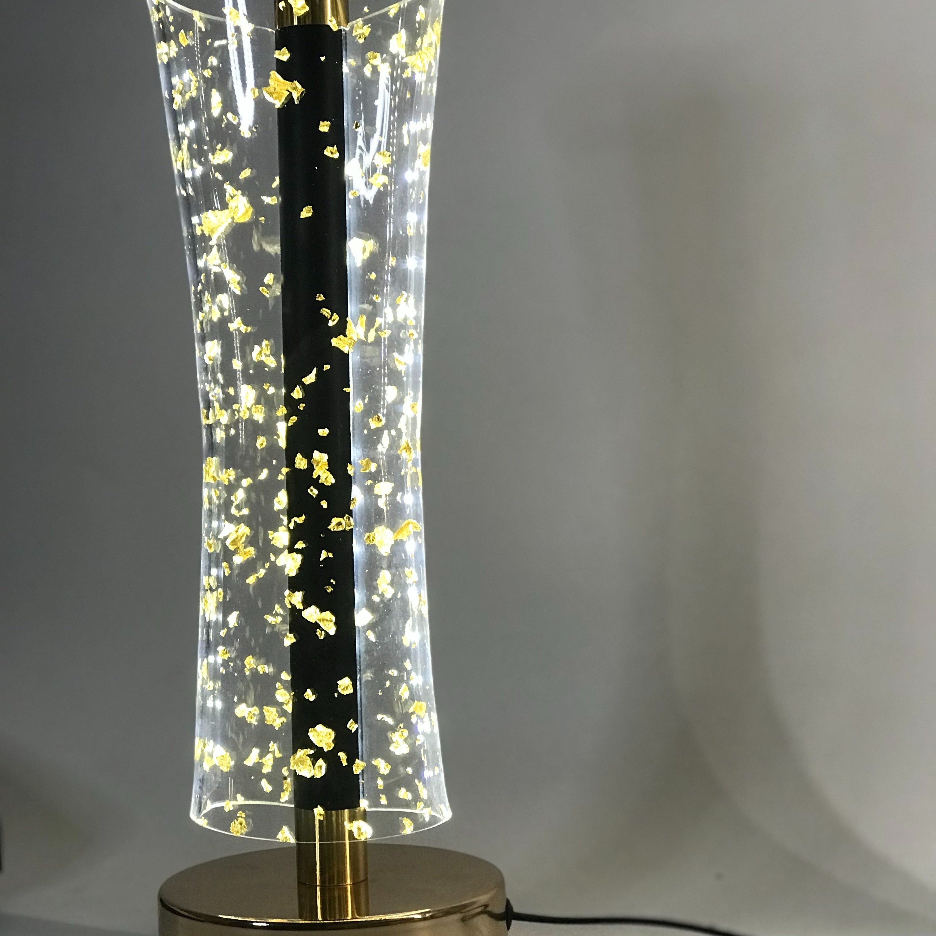 RadiantGlow Lamp - Luxe Acryl Tafellamp met Gouden Accenten