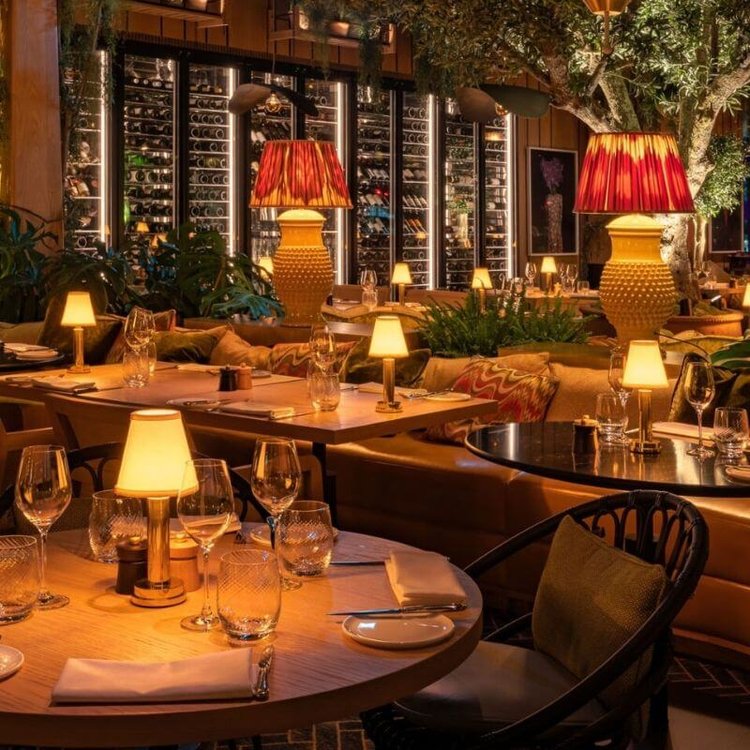 Draadloze Elegantie: Luxe Dimbare Stoffen Tafellamp