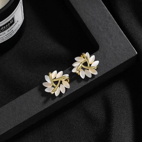 BlossomStud Earrings – Elegante Sakura Oorbellen