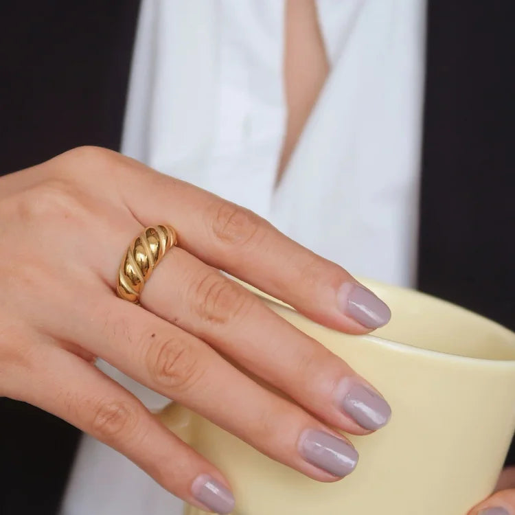 Verfijnde Gouden Touwkoepelring - Selene Elegantie