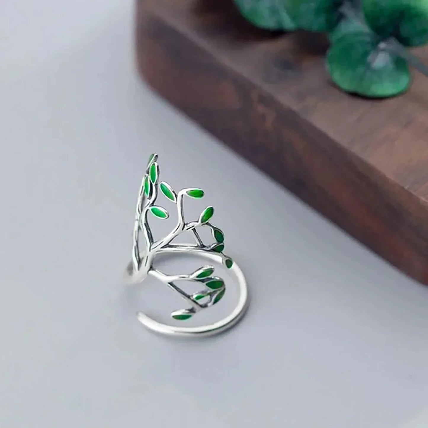 SilverLeaf Ring – Elegante Groene Bladdetails