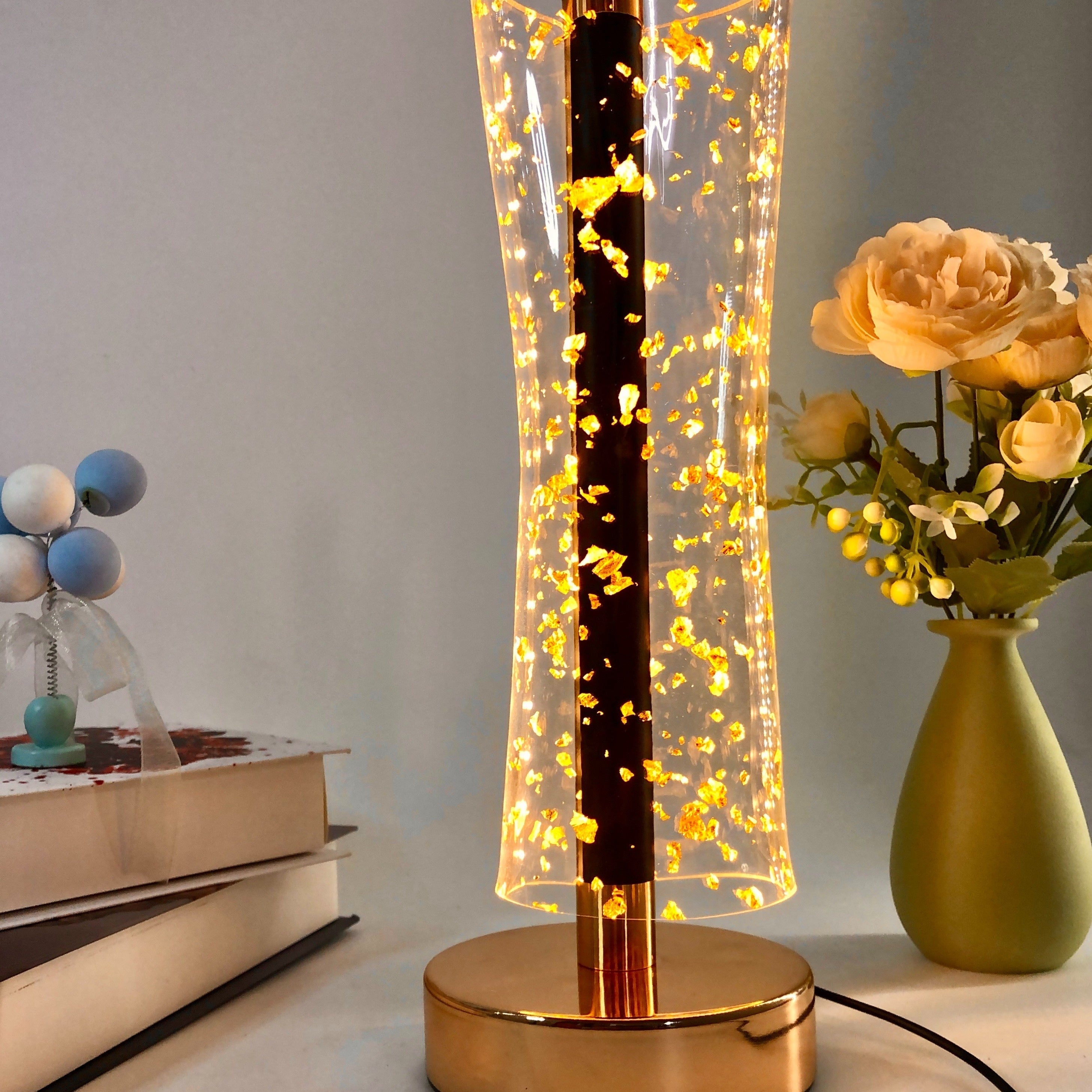 RadiantGlow Lamp - Luxe Acryl Tafellamp met Gouden Accenten
