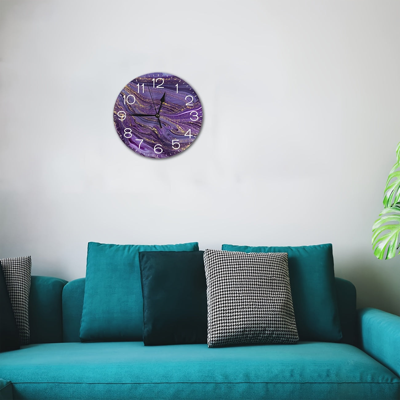 VioletGlow Clock - Abstracte Wandklok met Gouden Accenten