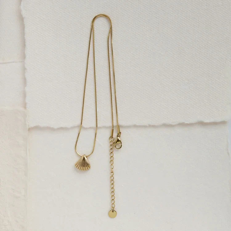 Elegante Lila Bloemenketting met Gouden Sint-Jakobsschelp