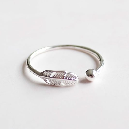 SilverPlume Ring – Elegante Zilveren Ring met Veermotief