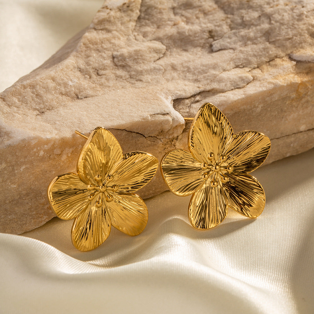 Elara Earrings - Elegante Bloemenontwerp in Goud