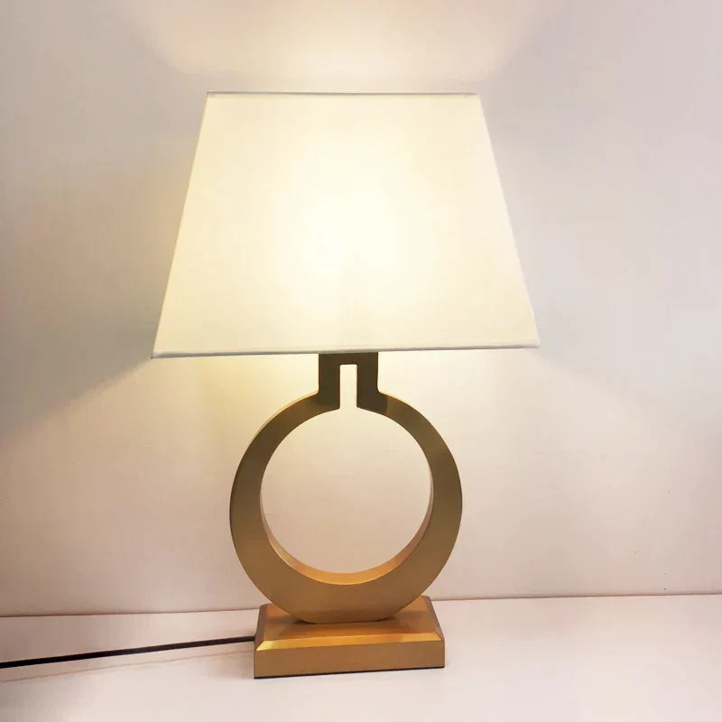 Gouden VillaGlow Luxe Design Lamp voor Elegante Ruimtes