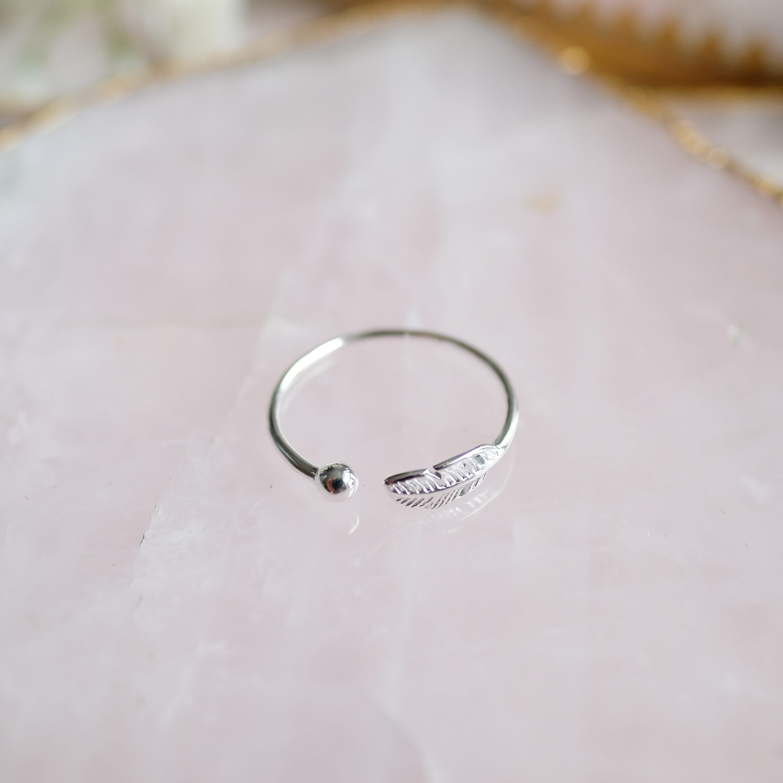 SilverPlume Ring – Elegante Zilveren Ring met Veermotief
