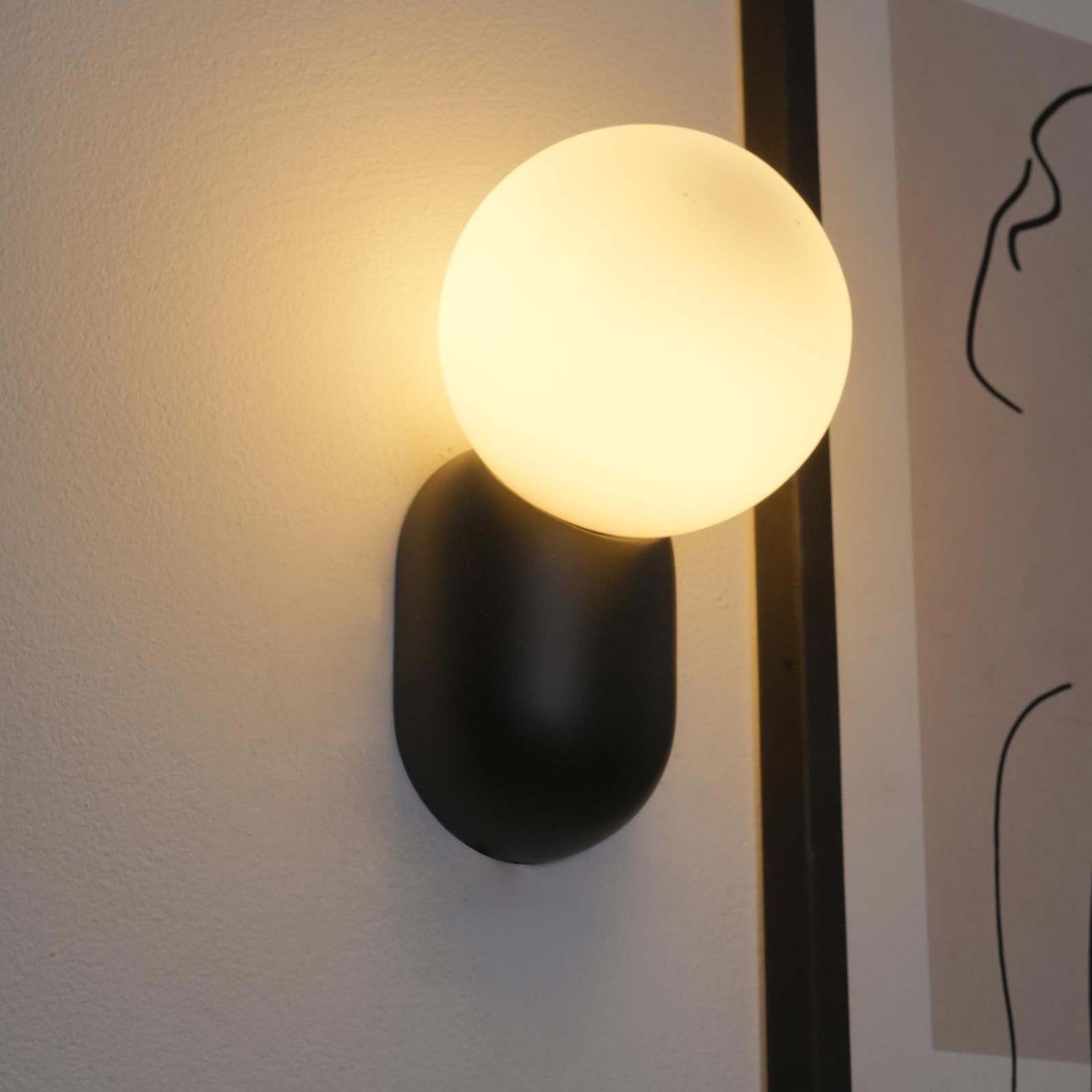 ChicGlow Resin Wandlamp – Elegantie en Energiezuinigheid in Één