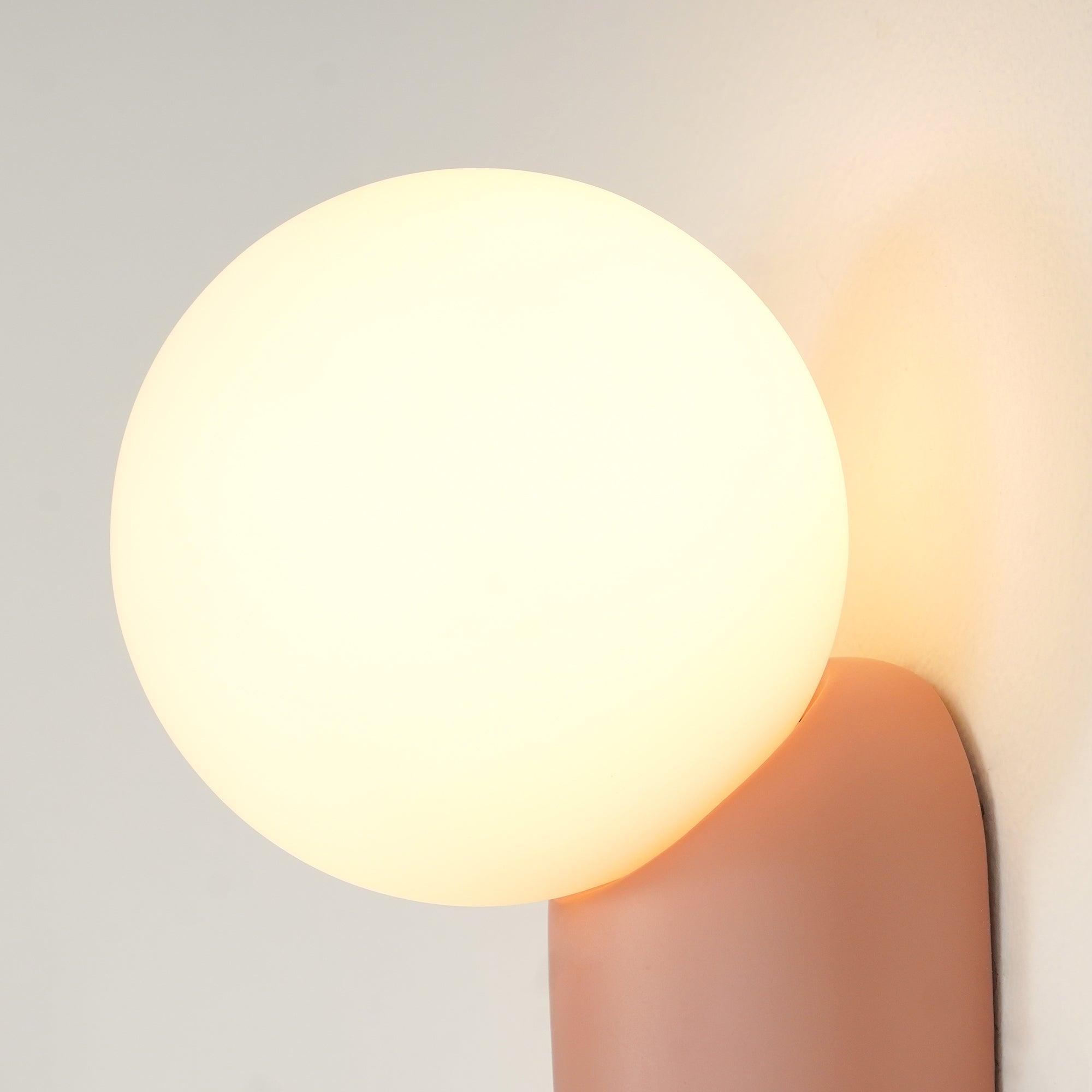 ChicGlow Resin Wandlamp – Elegantie en Energiezuinigheid in Één