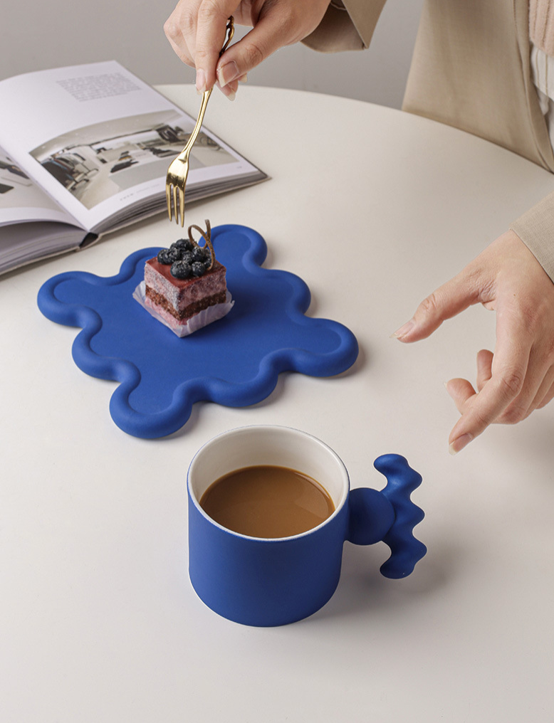 Cupido - Handgemaakte Porseleinen Kop en Schotel Set