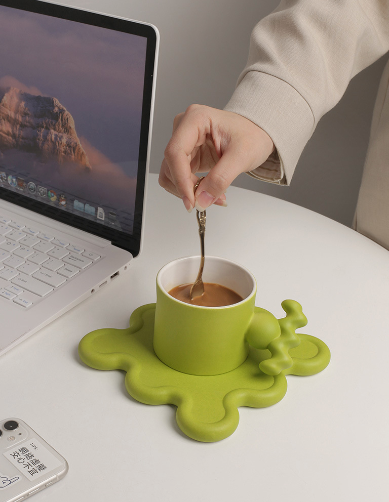 Cupido - Handgemaakte Porseleinen Kop en Schotel Set