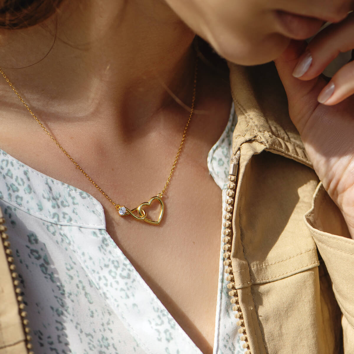 HeartBond Necklace – Tijdloos Sieraad van Verbonden Liefde