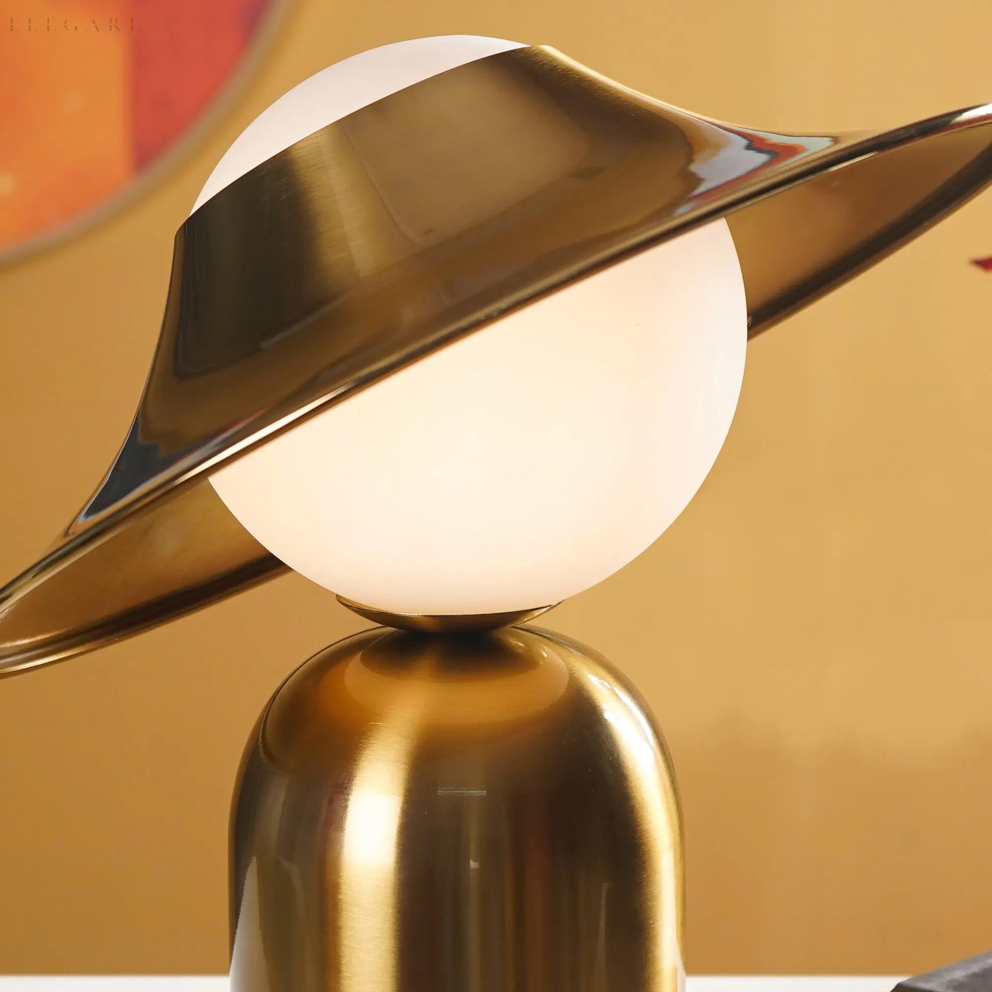 Elegante Gouden Tafellamp Met LED, Scandinavisch Design Voor Sfeervol Interieur