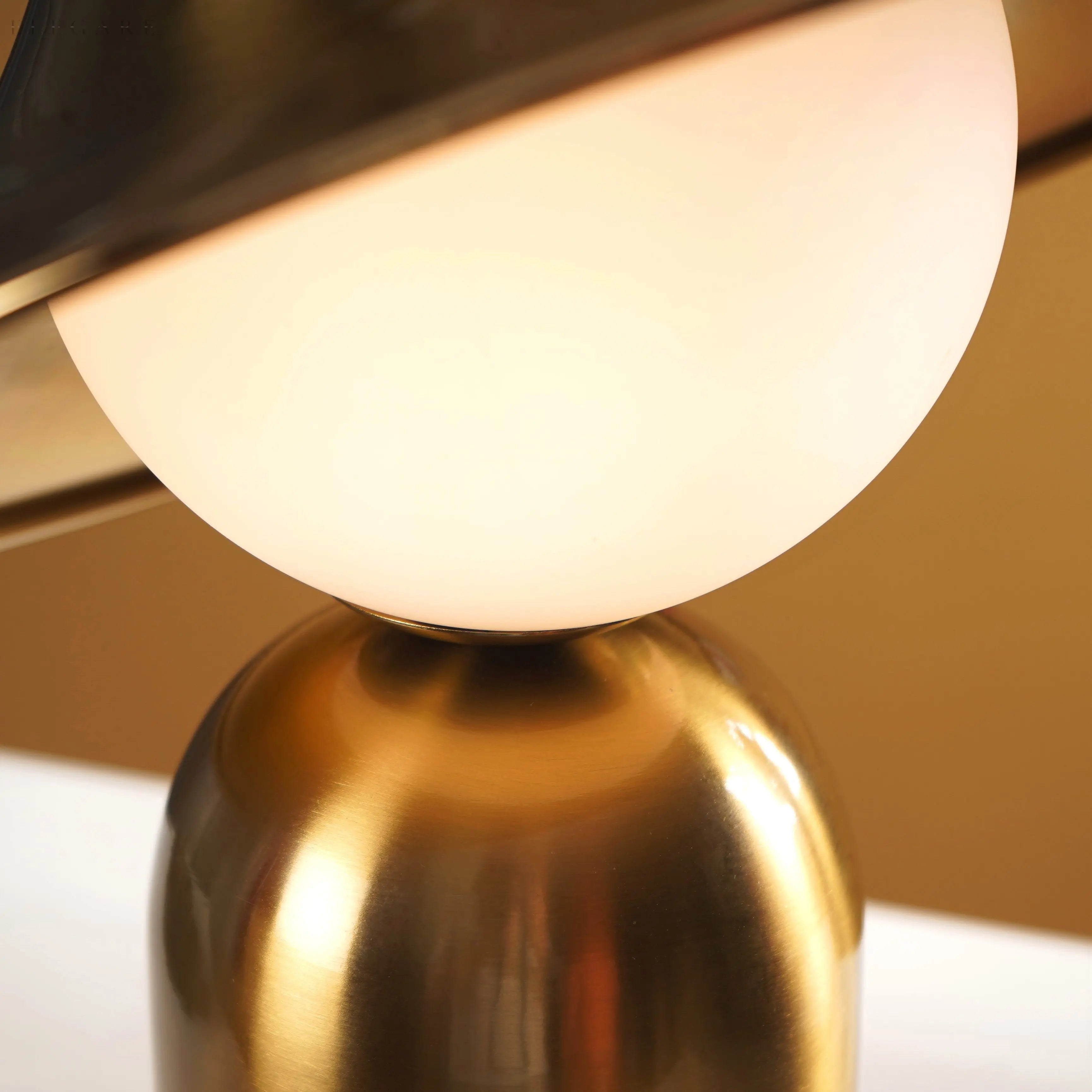 Elegante Gouden Tafellamp Met LED, Scandinavisch Design Voor Sfeervol Interieur
