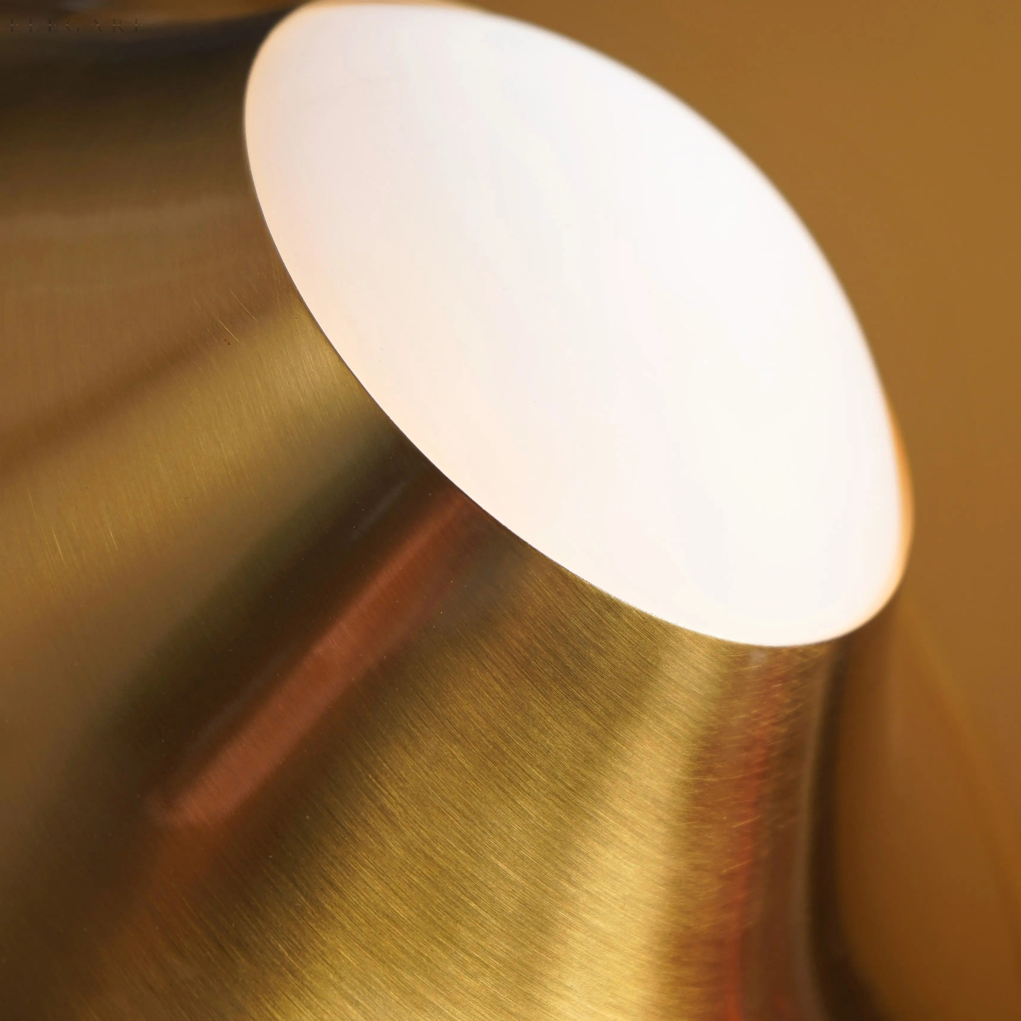 Elegante Gouden Tafellamp Met LED, Scandinavisch Design Voor Sfeervol Interieur