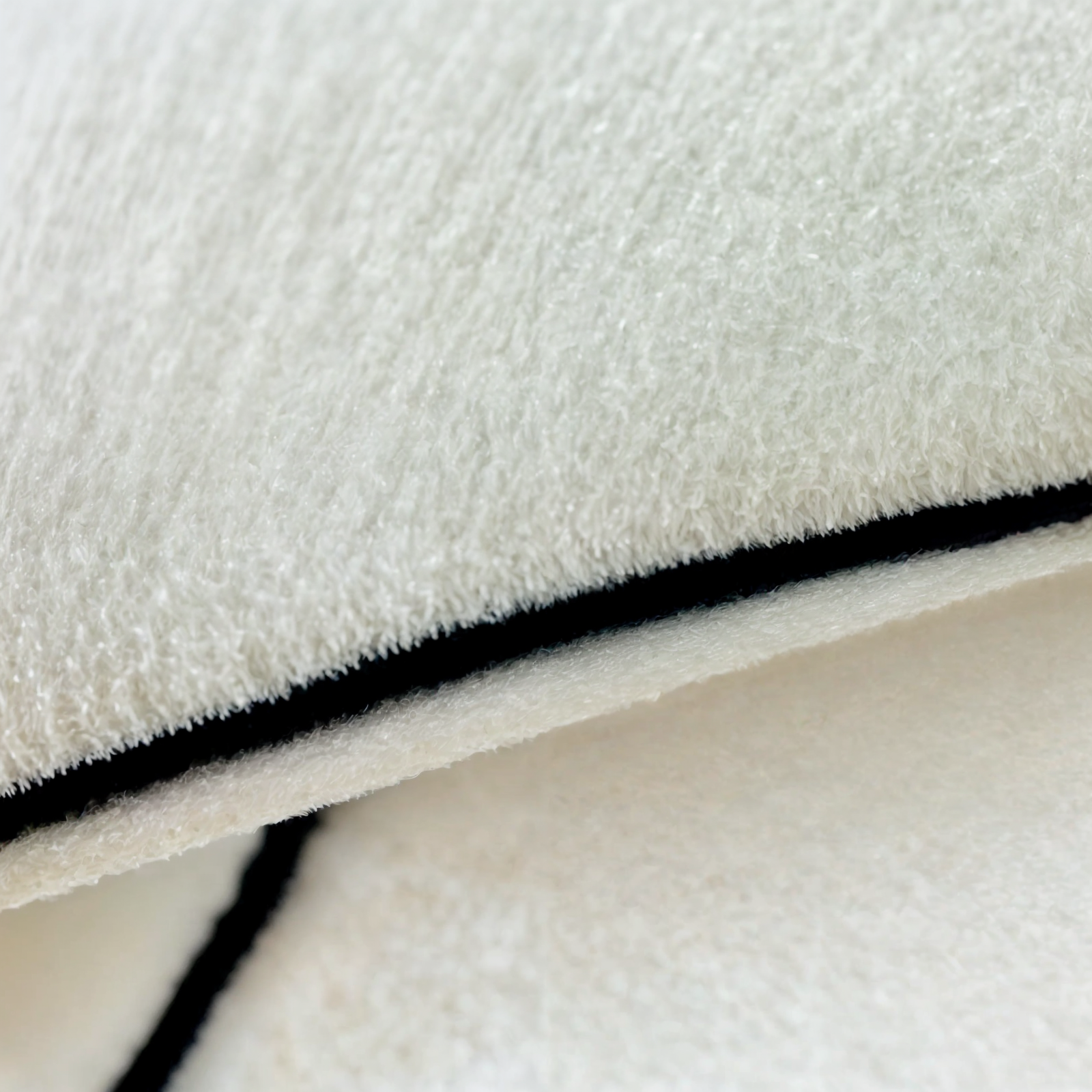 Woolly Waves – Minimalistisch Rond Wolkleed met Unieke Vorm