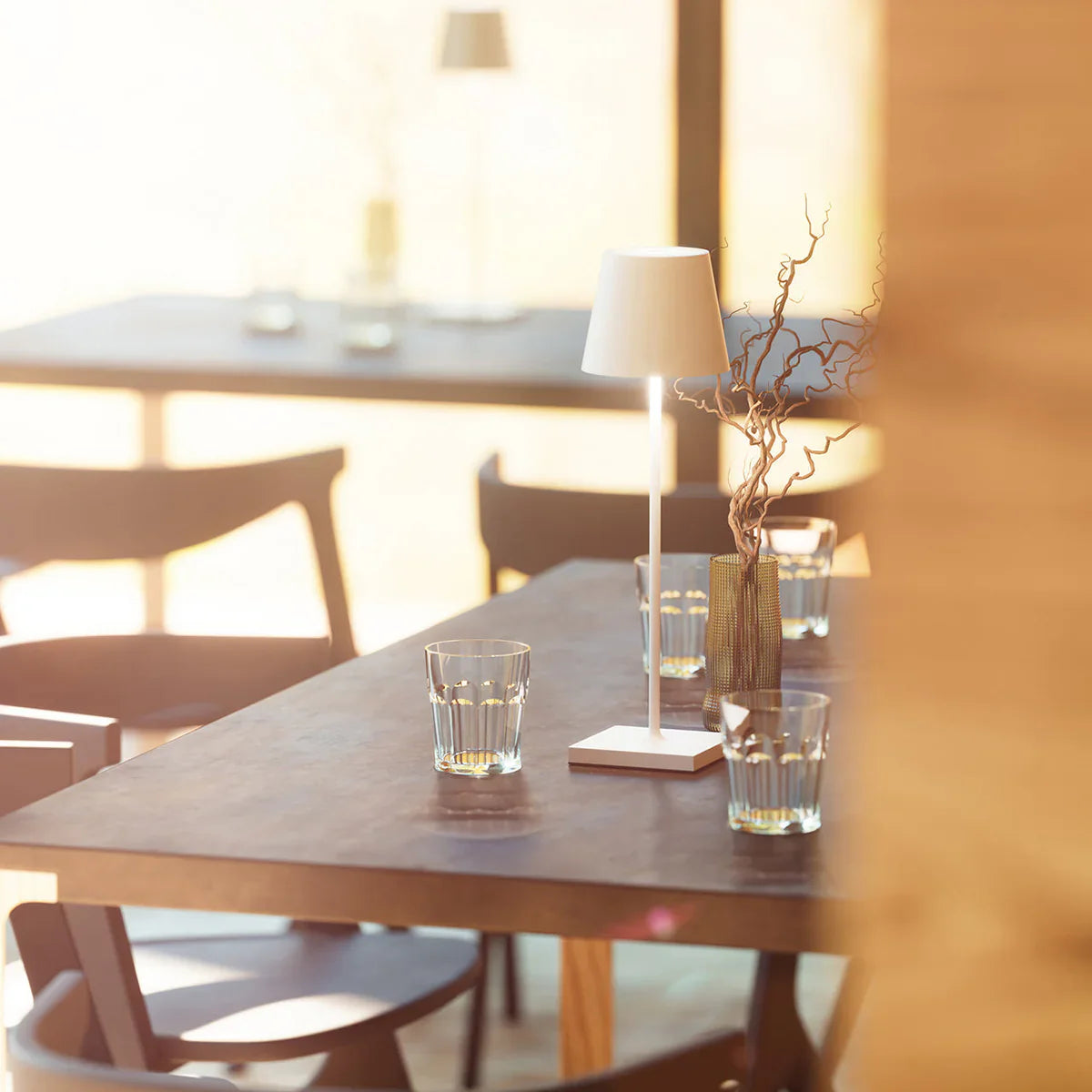 LumiLuxe - Elegante Tafellamp met Draadloze Oplaadfunctie