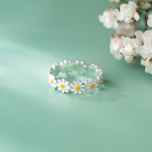 Charming & Chic Daisy Flower Ring