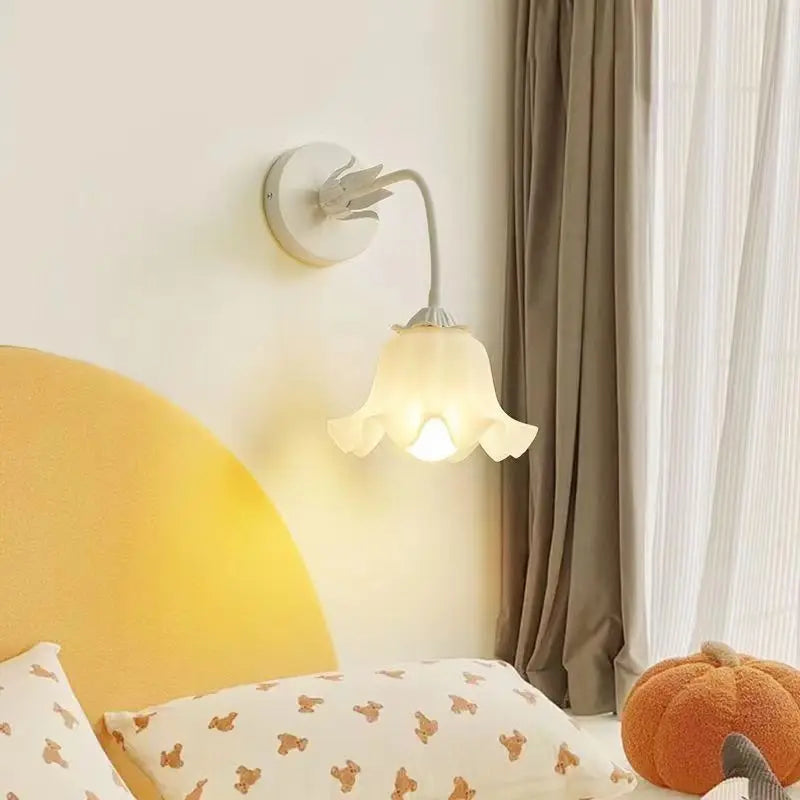 FrenchBloom Wall Light – Slaapkamer Bloemenlamp