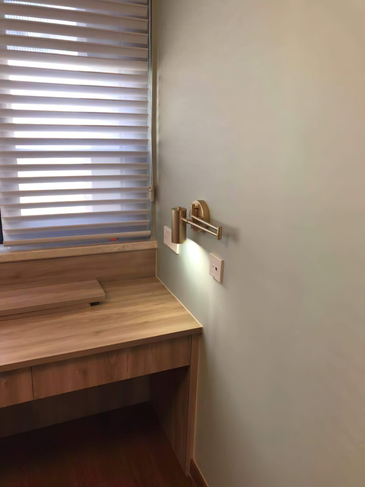 ModernGlow - Strakke Wandlamp van Metaal en Acryl