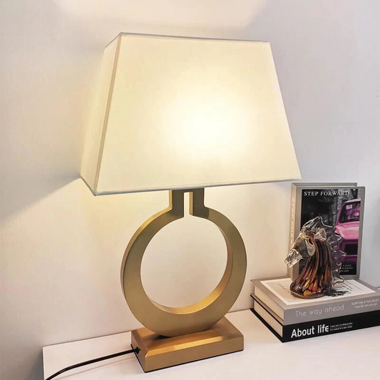 NordicGlow - Luxe Gouden Tafellamp voor Elegante Interieurs