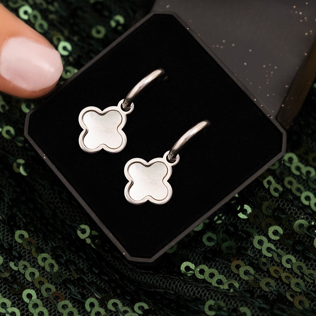 CloveLuxe Earrings - Elegante Symbolische Oorbellen