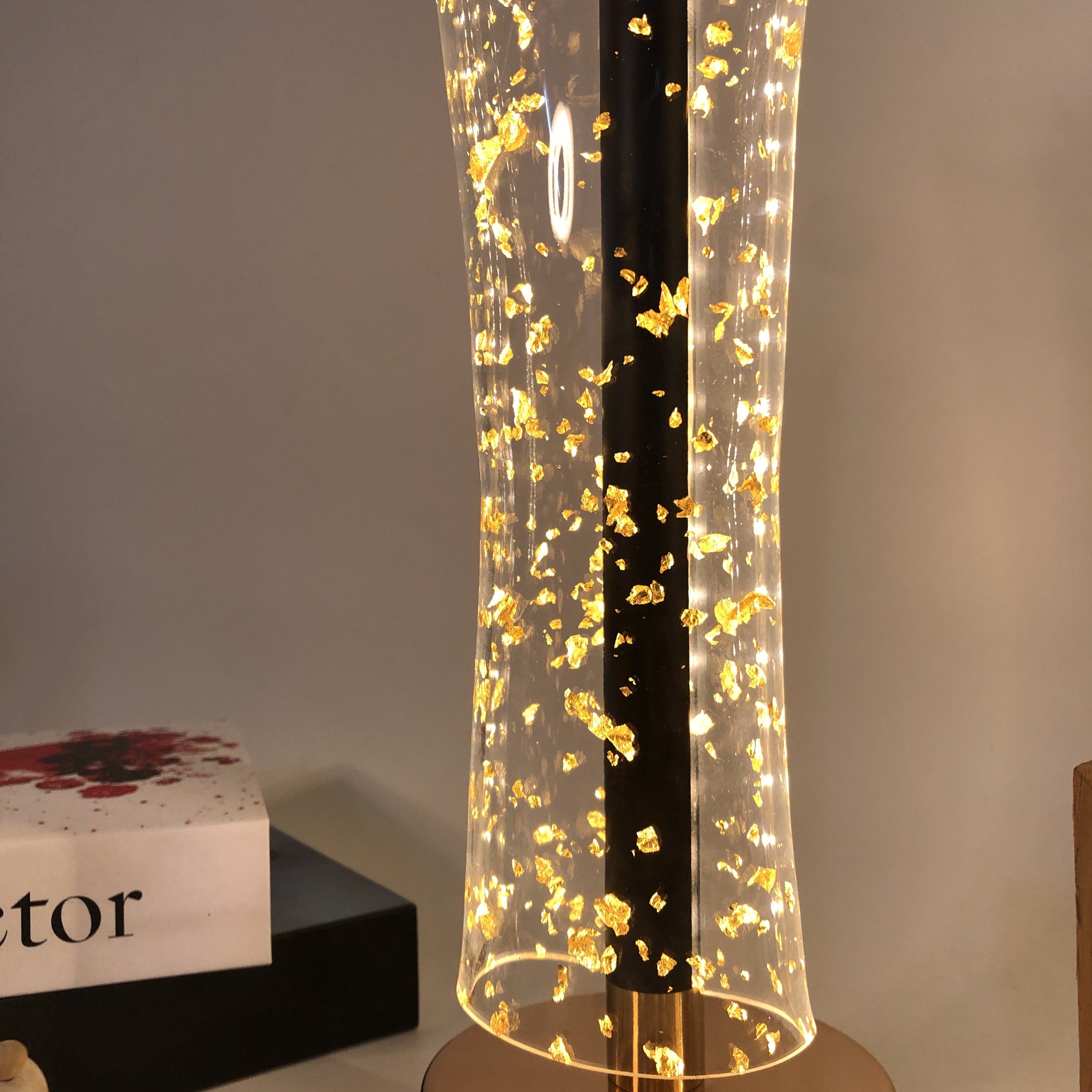 RadiantGlow Lamp - Luxe Acryl Tafellamp met Gouden Accenten