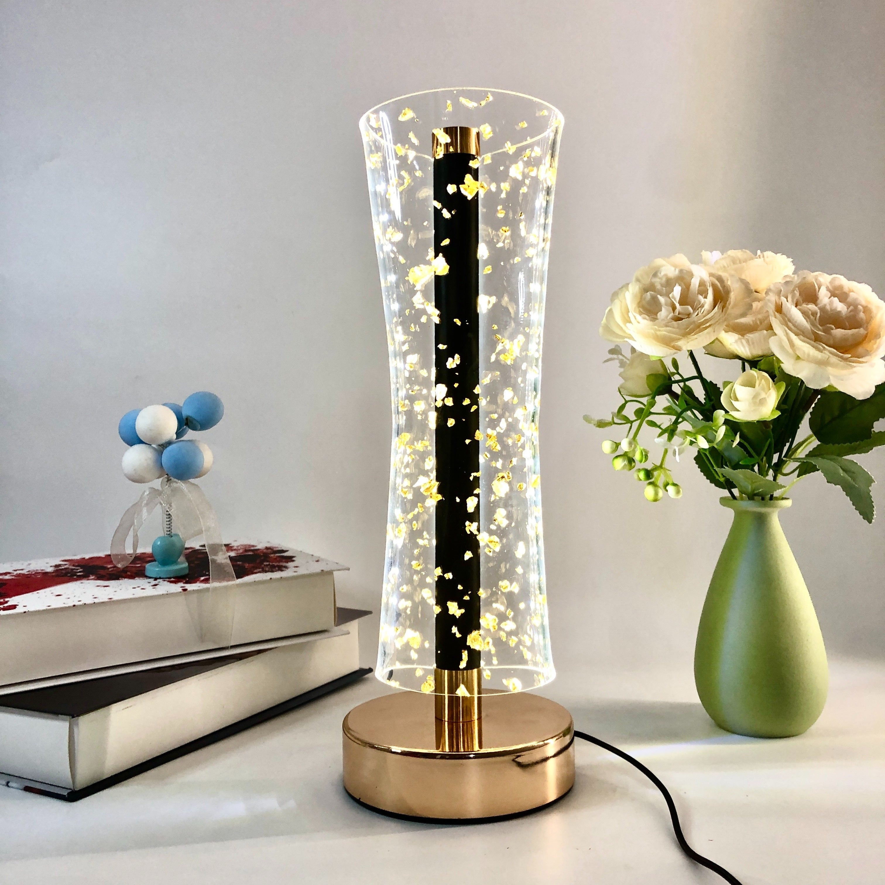 RadiantGlow Lamp - Luxe Acryl Tafellamp met Gouden Accenten