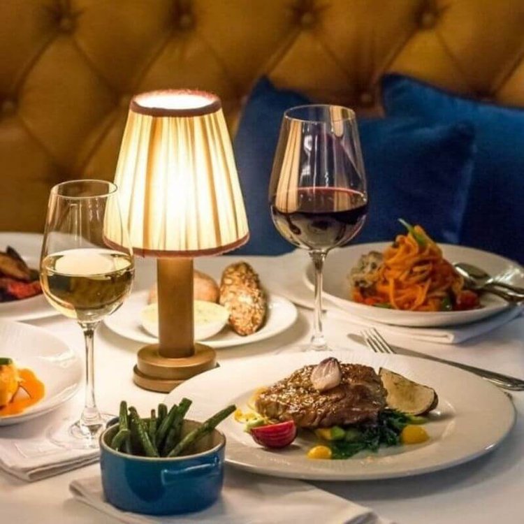 Draadloze Elegantie: Luxe Dimbare Stoffen Tafellamp