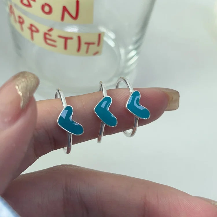 Verfijnde Zilveren Hart Ring met Betoverende Blauwe Druppel – Ameline Collectie