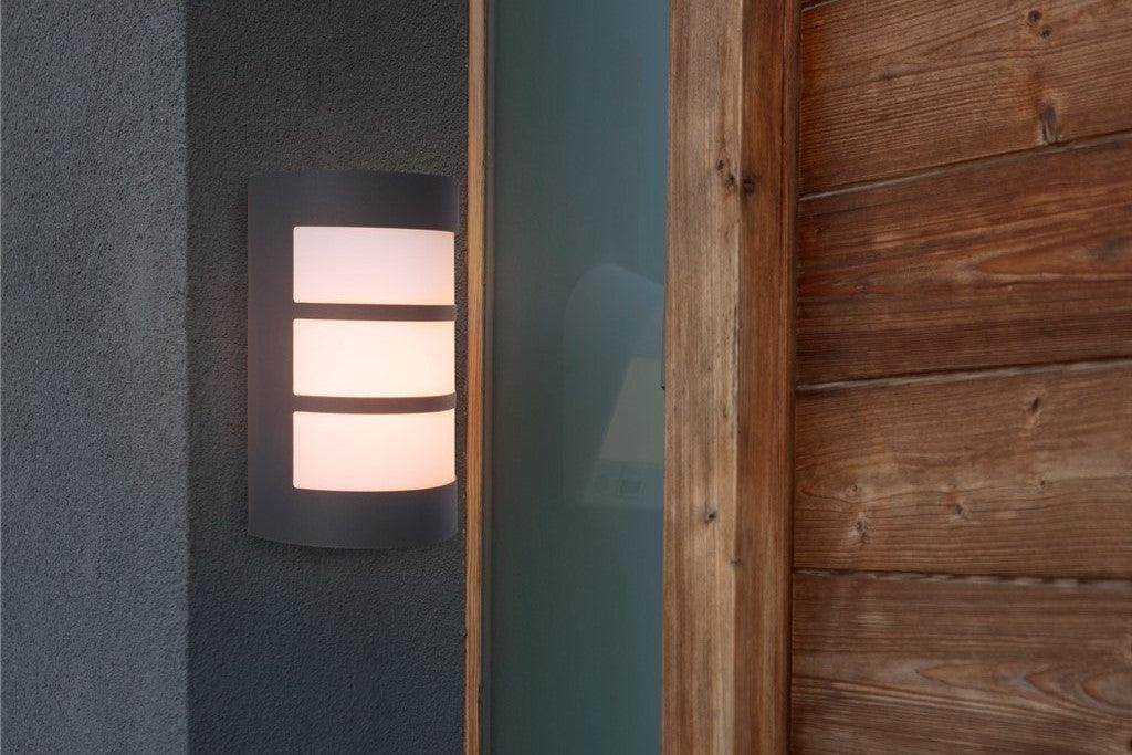 Nila Outdoor Light – Grijze E27 Wandlamp voor de Deur