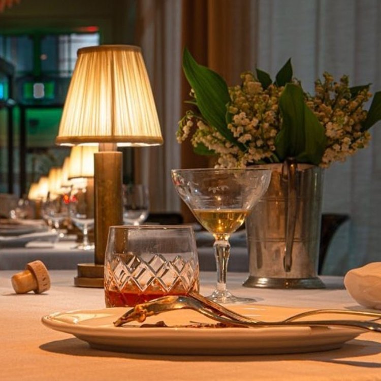 Draadloze Elegantie: Luxe Dimbare Stoffen Tafellamp