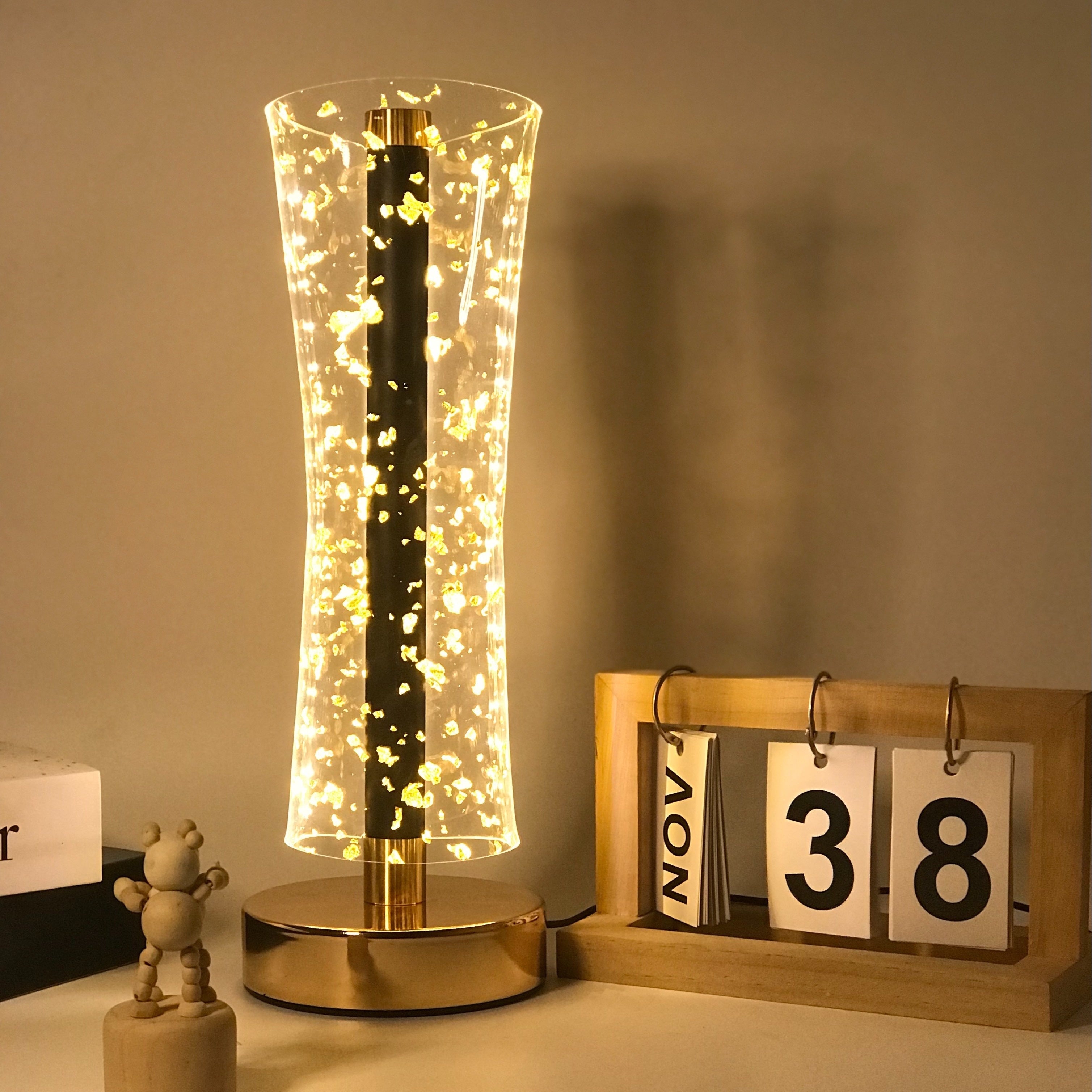RadiantGlow Lamp - Luxe Acryl Tafellamp met Gouden Accenten