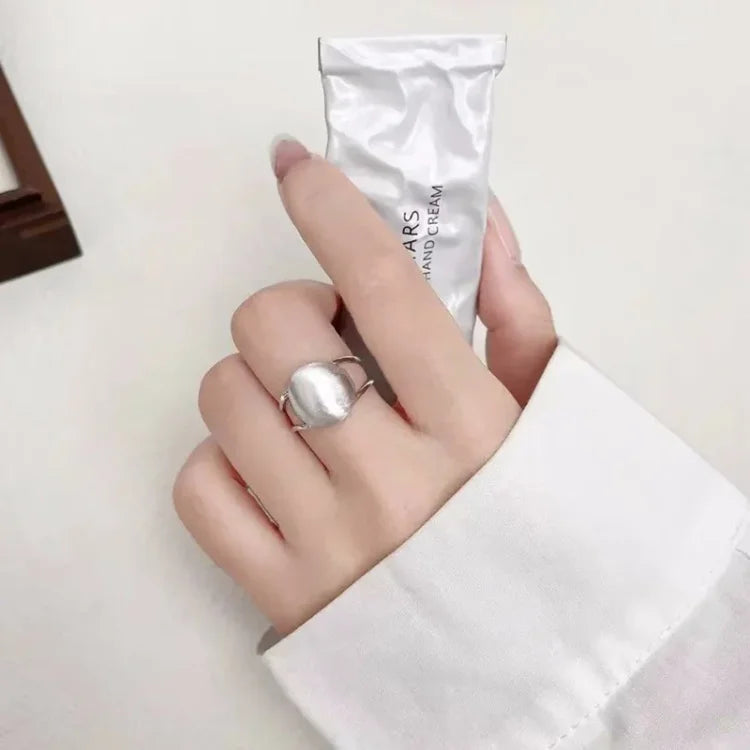 Verleidelijk Geborstelde Zilveren Halve Bol Ring - Lucienne