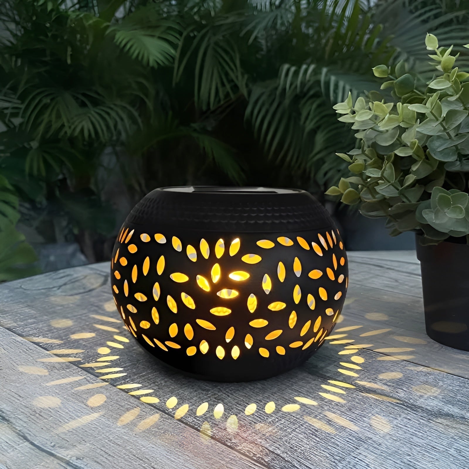 Elegante Solar Garden Light met Stippen - Sfeervolle Buitenverlichting