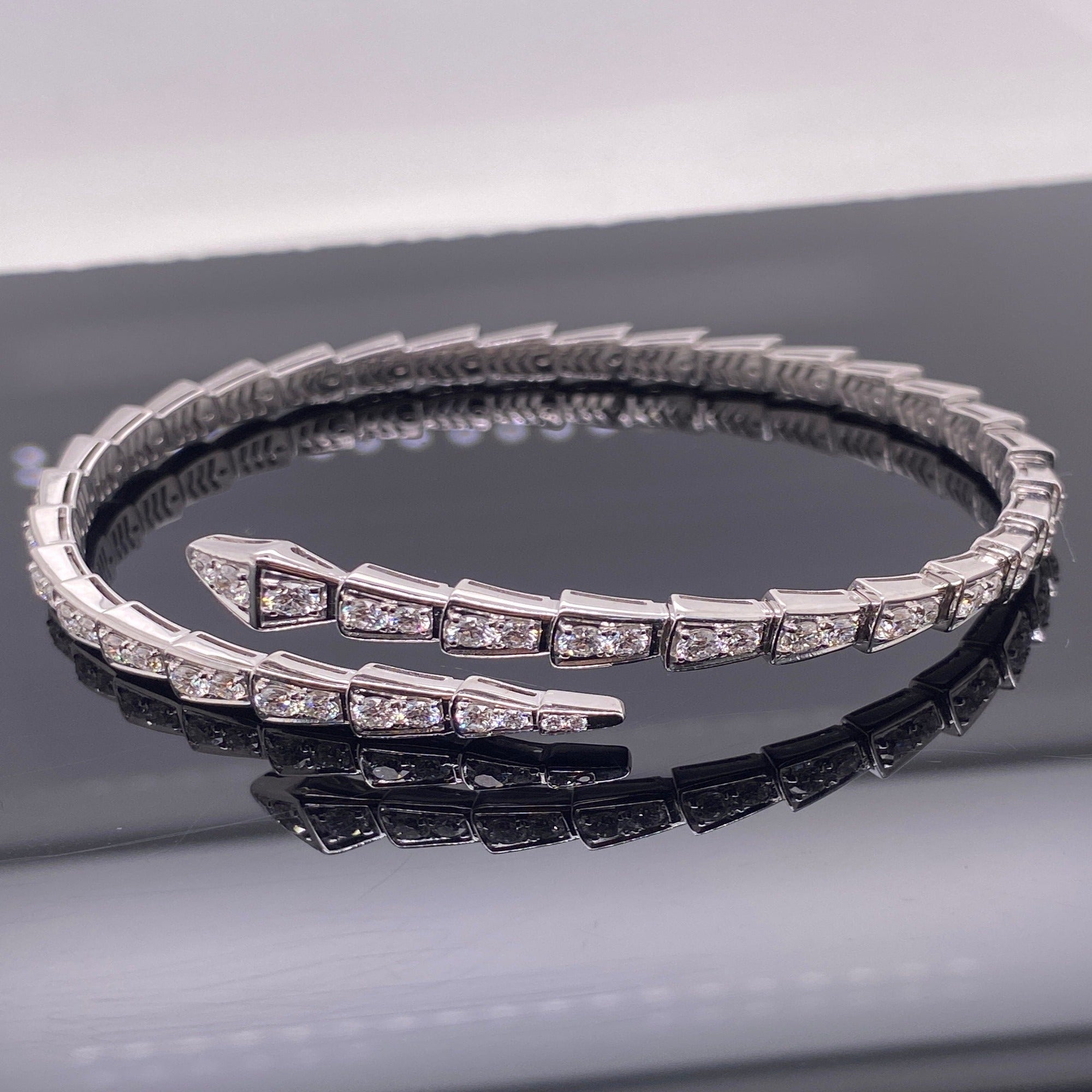 Eternity Band – Luxe Slang Armband met Glanzende Afwerking