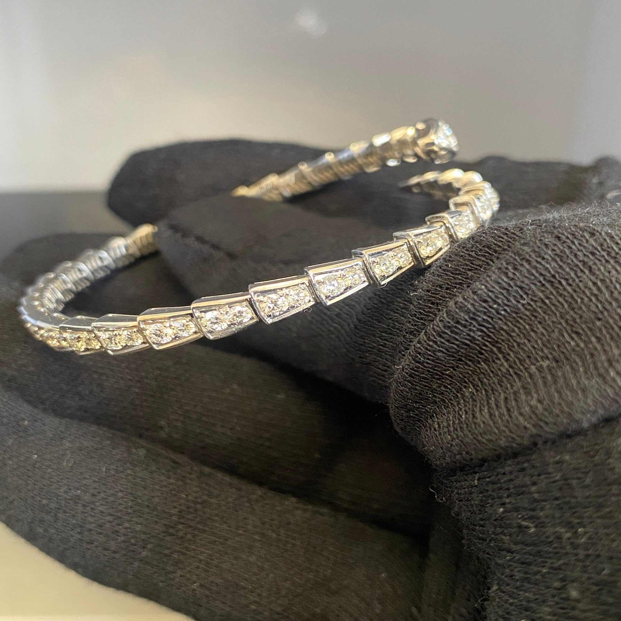 Eternity Band – Luxe Slang Armband met Glanzende Afwerking