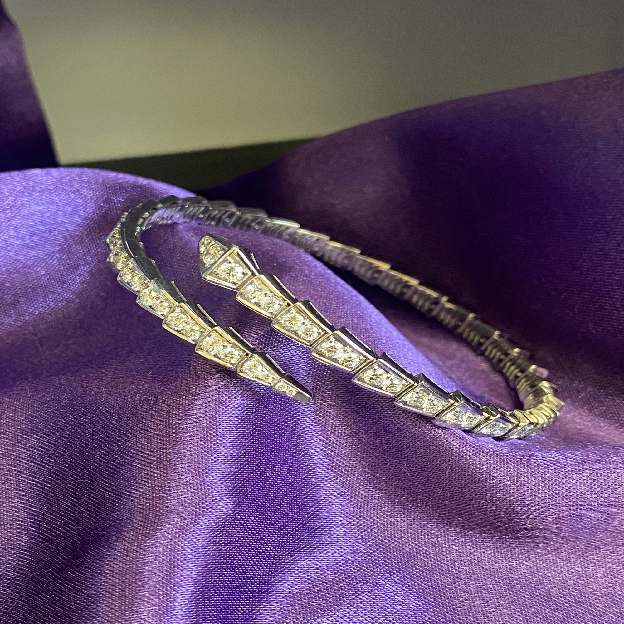 Eternity Band – Luxe Slang Armband met Glanzende Afwerking