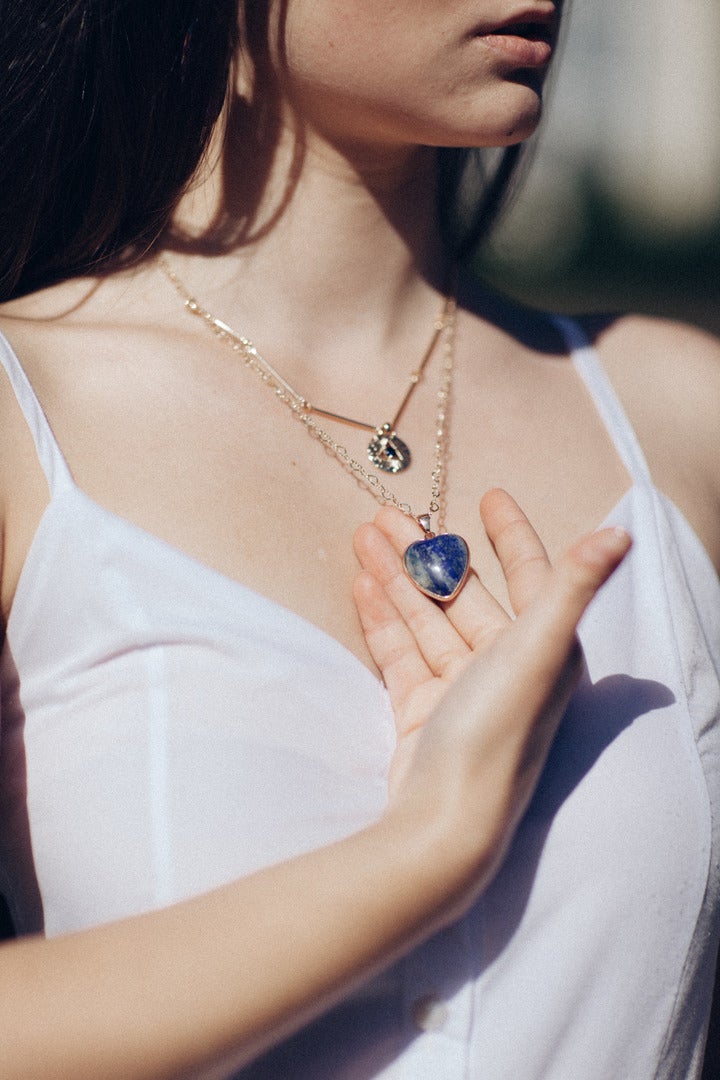 Althea Necklace – Elegante Beschermende Lapis Ketting