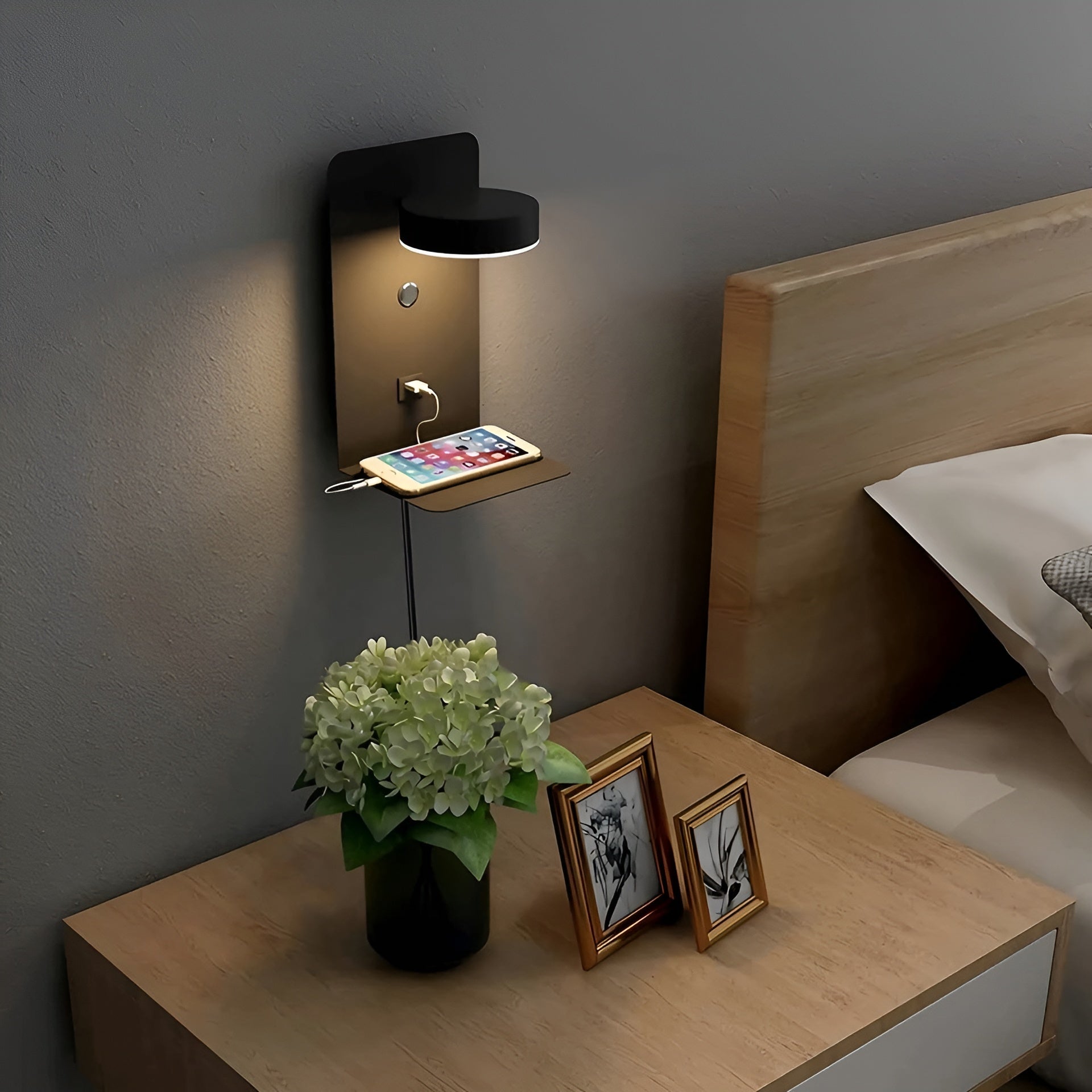 ChargeBright Luxe LED Wandlamp met USB Oplaadpoort - Modern Zwart-Wit Ontwerp