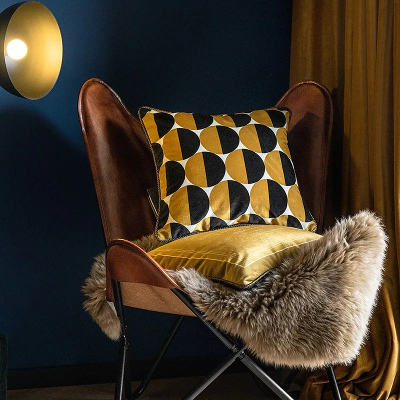 Luxe Gouden Kussenhoes met Bijenprint voor Elegante Interieurs